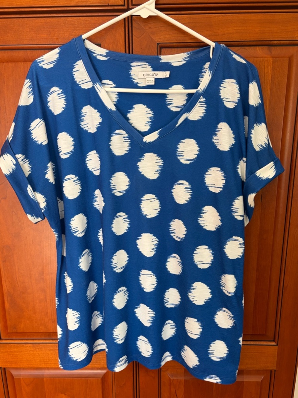 Chico's Blue V-Neck Short Sleeve Tee with White Dot top